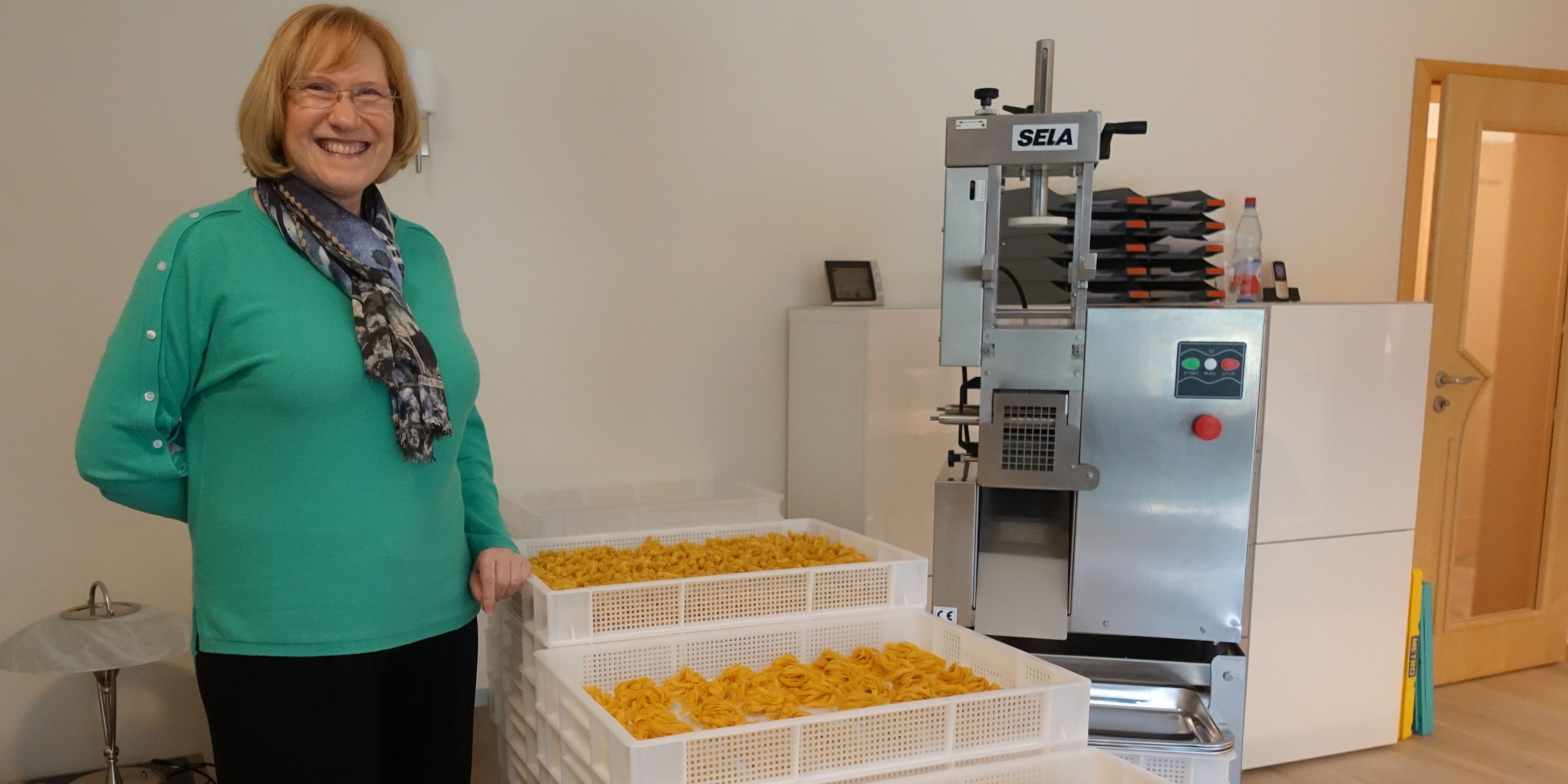 Andrea Klein in den Produktionsräumen des Pasta Domizils in Altenkunstadt, wo italienische Teigwaren mit Zutaten aus der Region hergestellt werden.