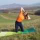 Bodyworkout-Trainerin Melanie Raab aus Lichtenfels zeigt, wie die Kniestand-Core-Rotation zur Stärkung der Körpermitte ausgeführt wird
