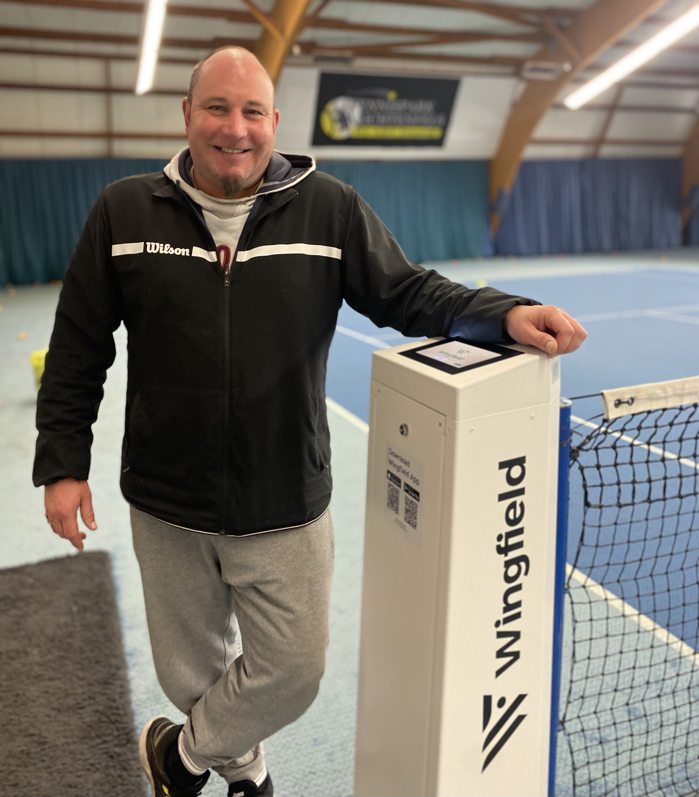 Thorsten Wagner vom Tennispark Lichtenfels freut sich, dass er den Tennisspieler*innen am Obermain nun einen digitalisierten Tennisplatz bieten kann